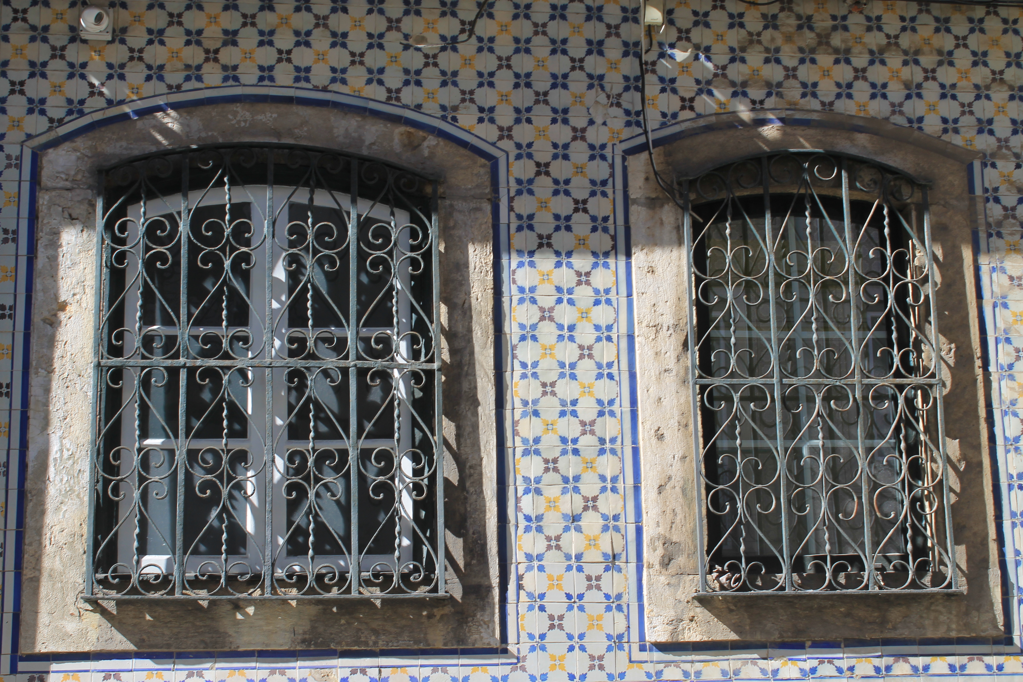 Back to Lisbon building and neighborhood view
